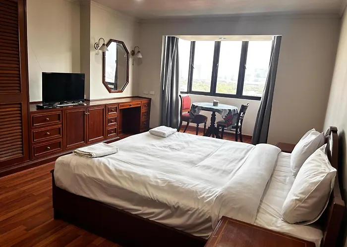 Fully Furnished Omni Tower Apartments Nana - Sukhumvit Soi 4