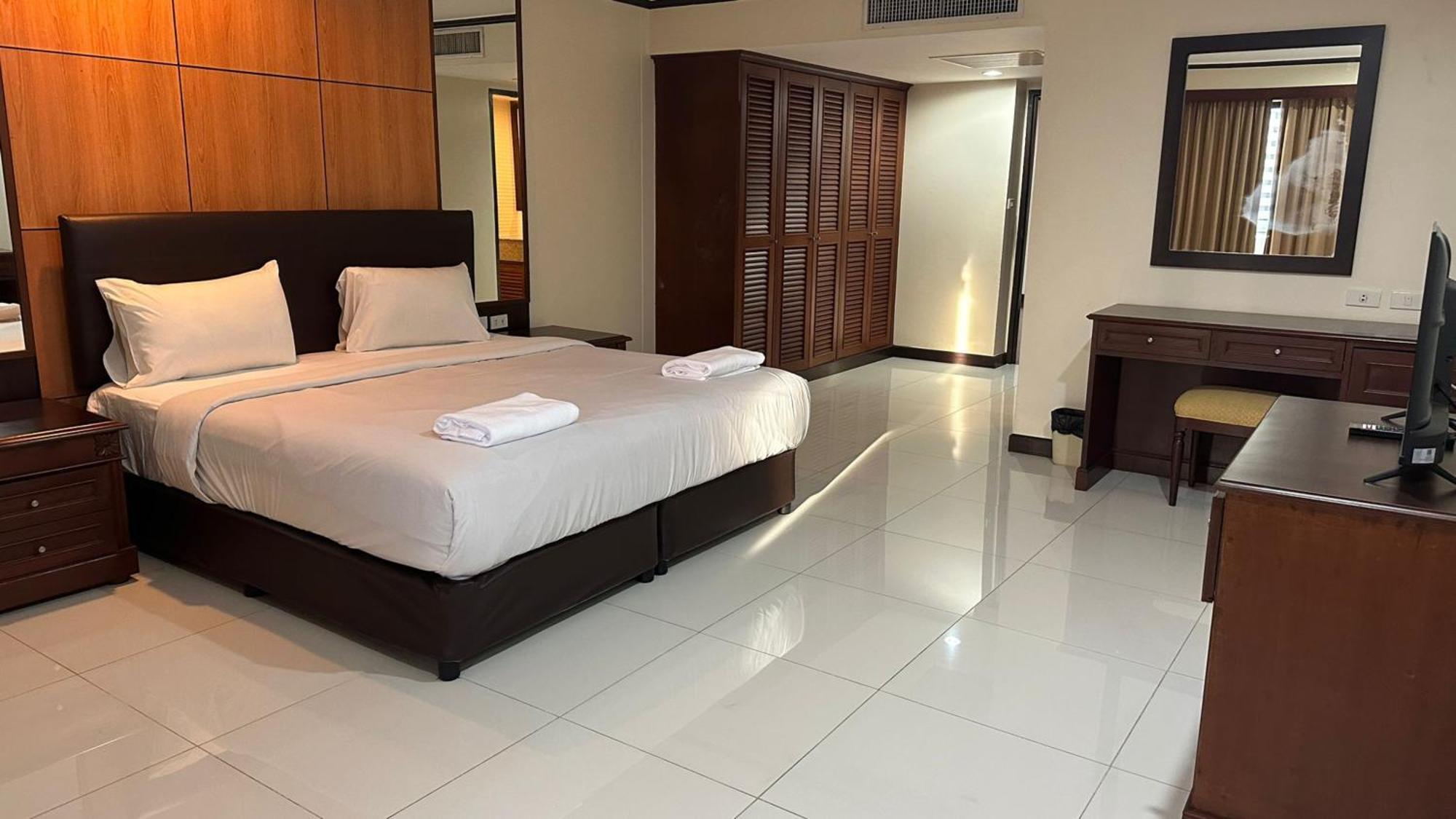 Fully Furnished Omni Tower Nana - Sukhumvit Soi 4 Apartment *