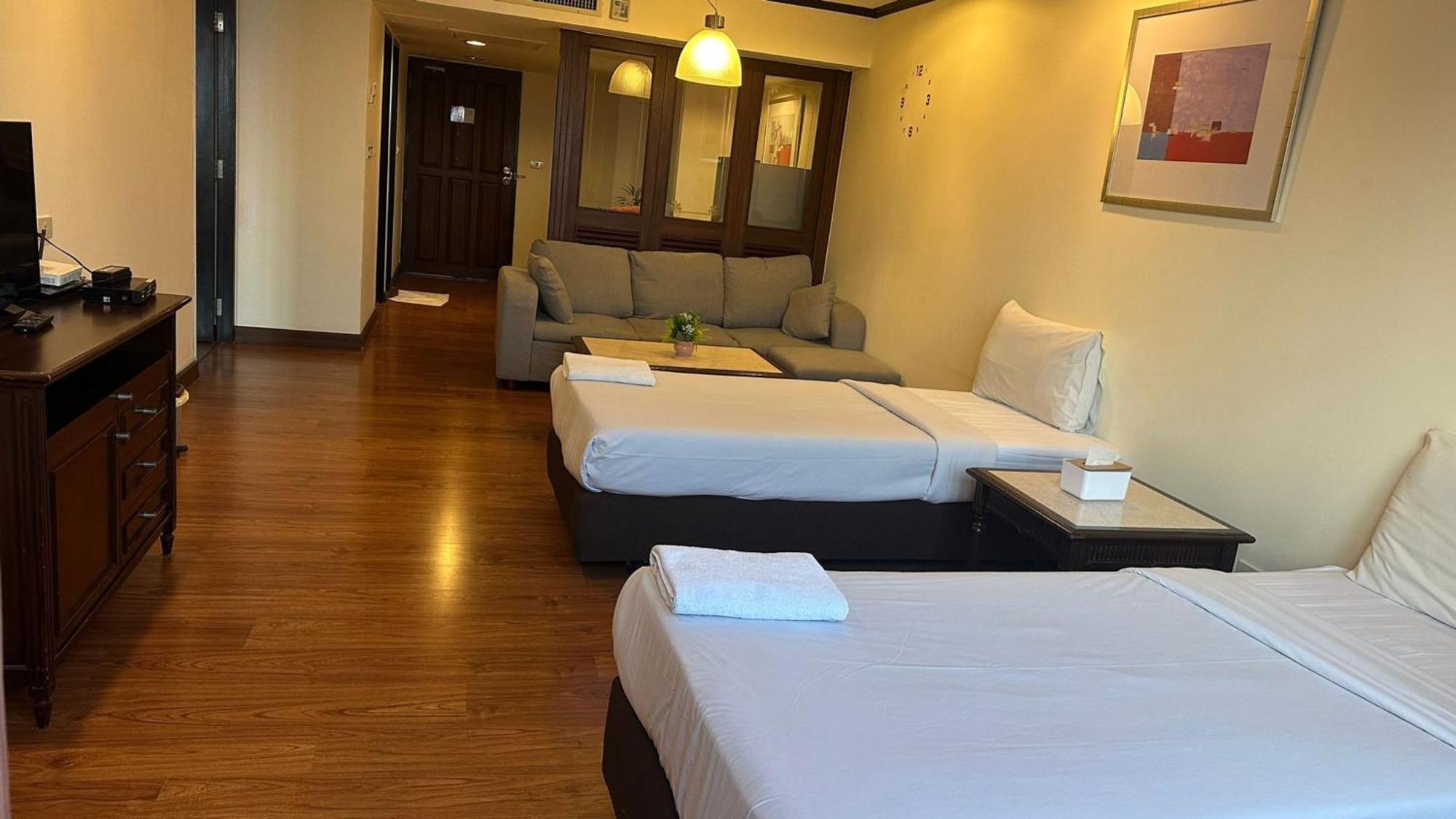 Fully Furnished Omni Tower Nana - Sukhumvit Soi 4 Apartment *