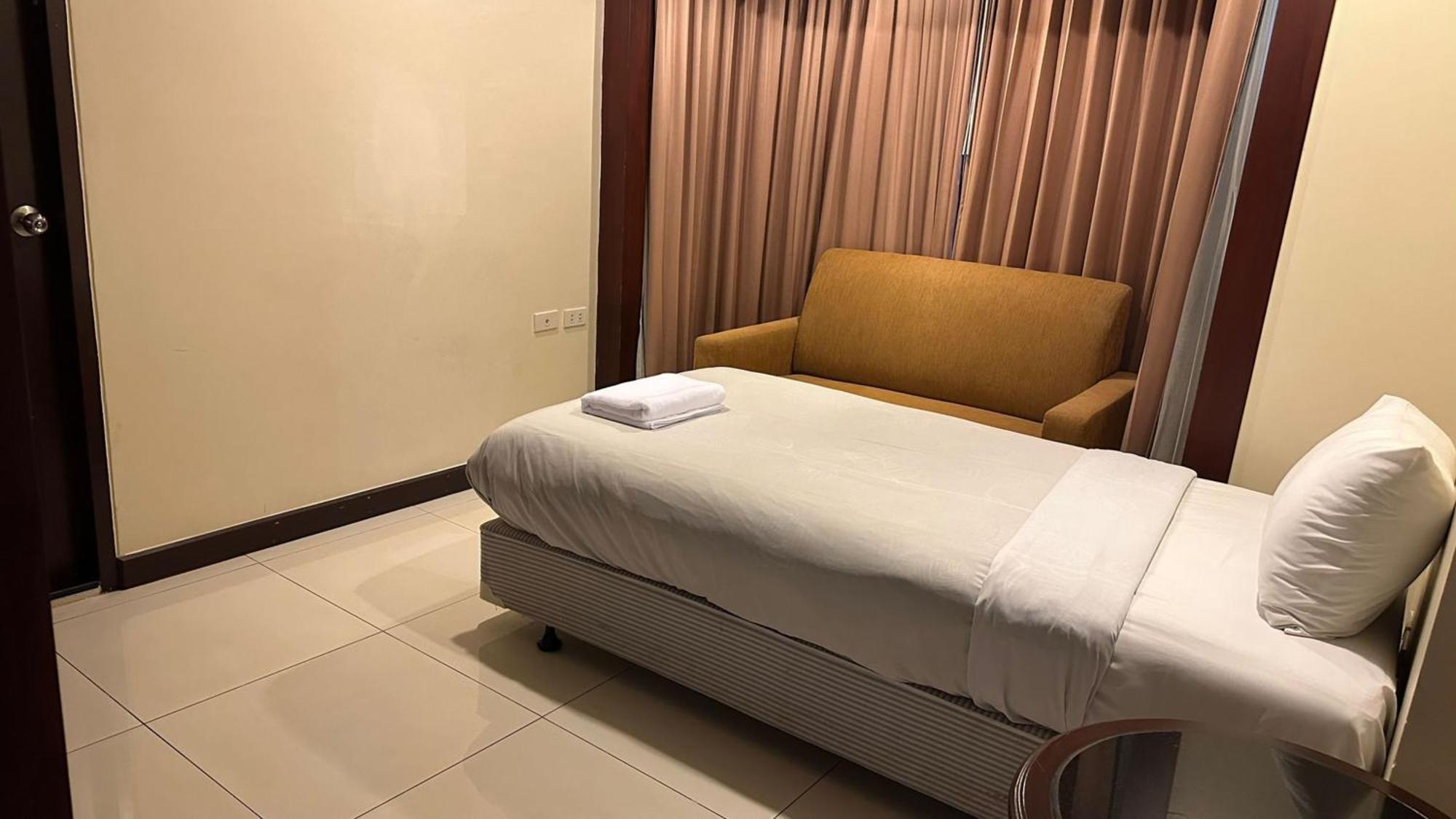 Fully Furnished Omni Tower Nana - Sukhumvit Soi 4 Apartment Bangkok