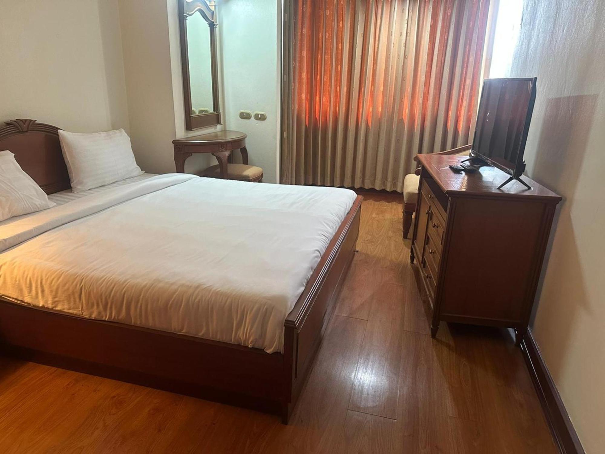Fully Furnished Omni Tower Nana - Sukhumvit Soi 4 Apartment Bangkok