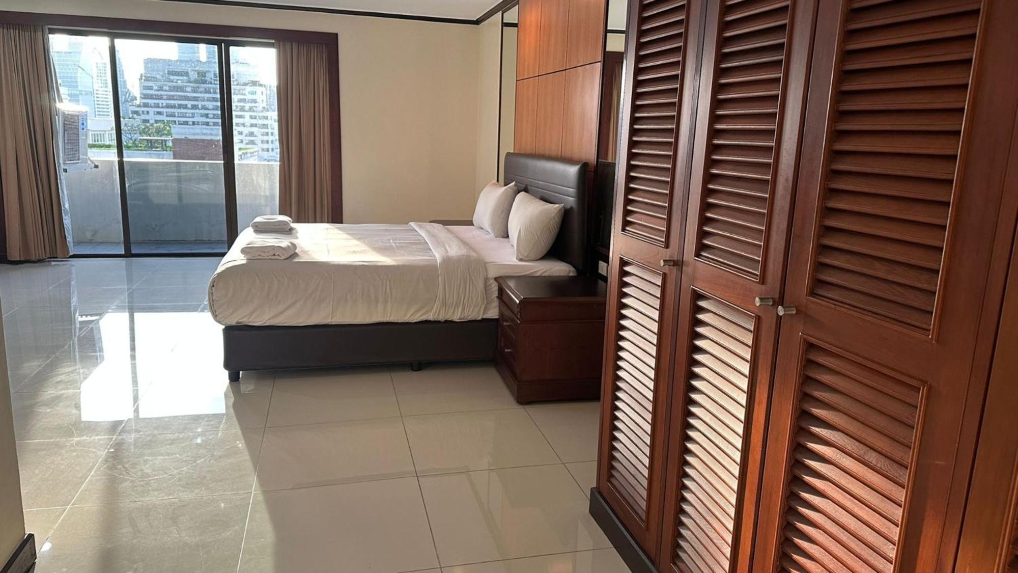 Fully Furnished Omni Tower Nana - Sukhumvit Soi 4 Apartment *