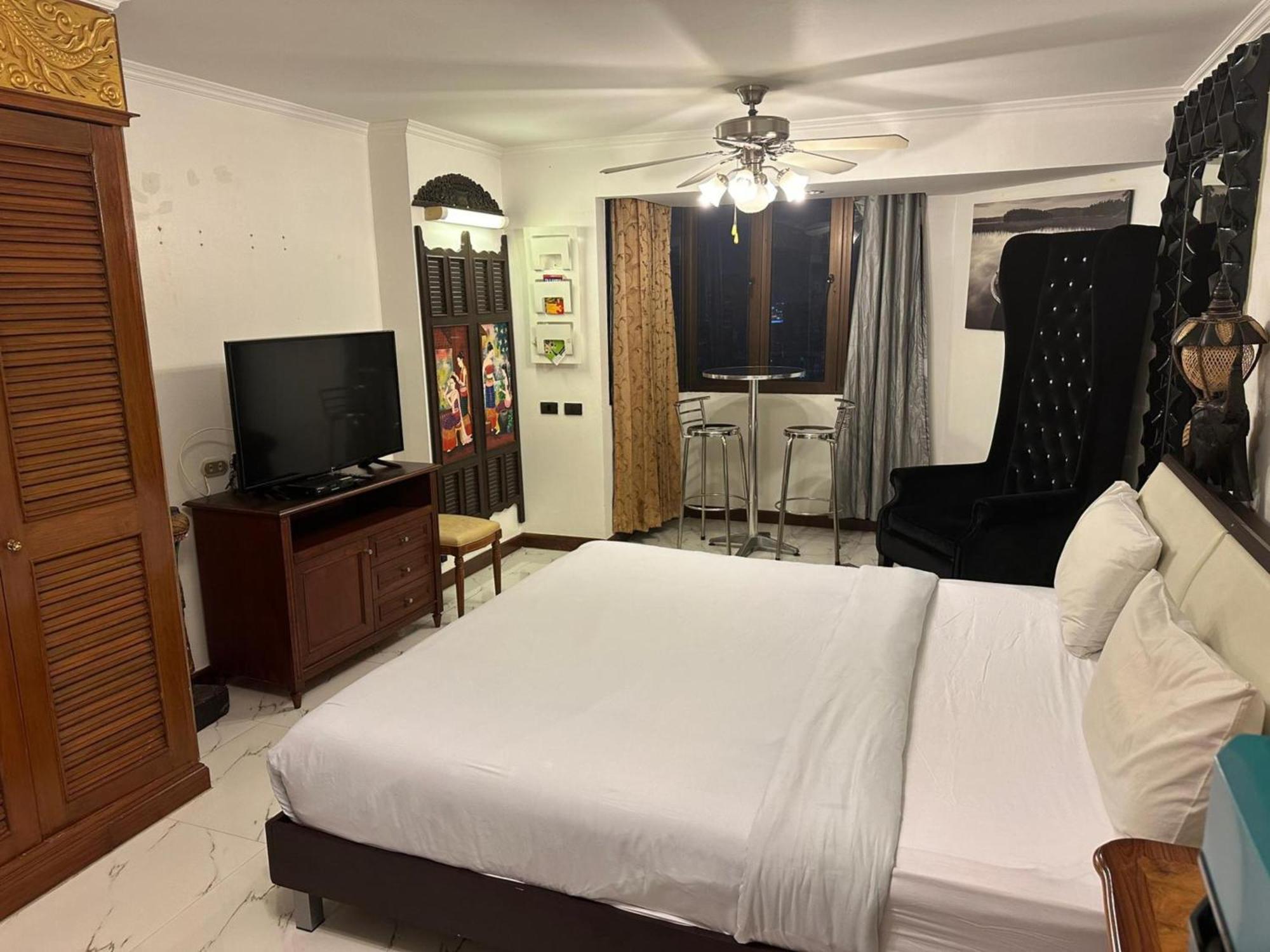 Fully Furnished Omni Tower Nana - Sukhumvit Soi 4 Apartment *