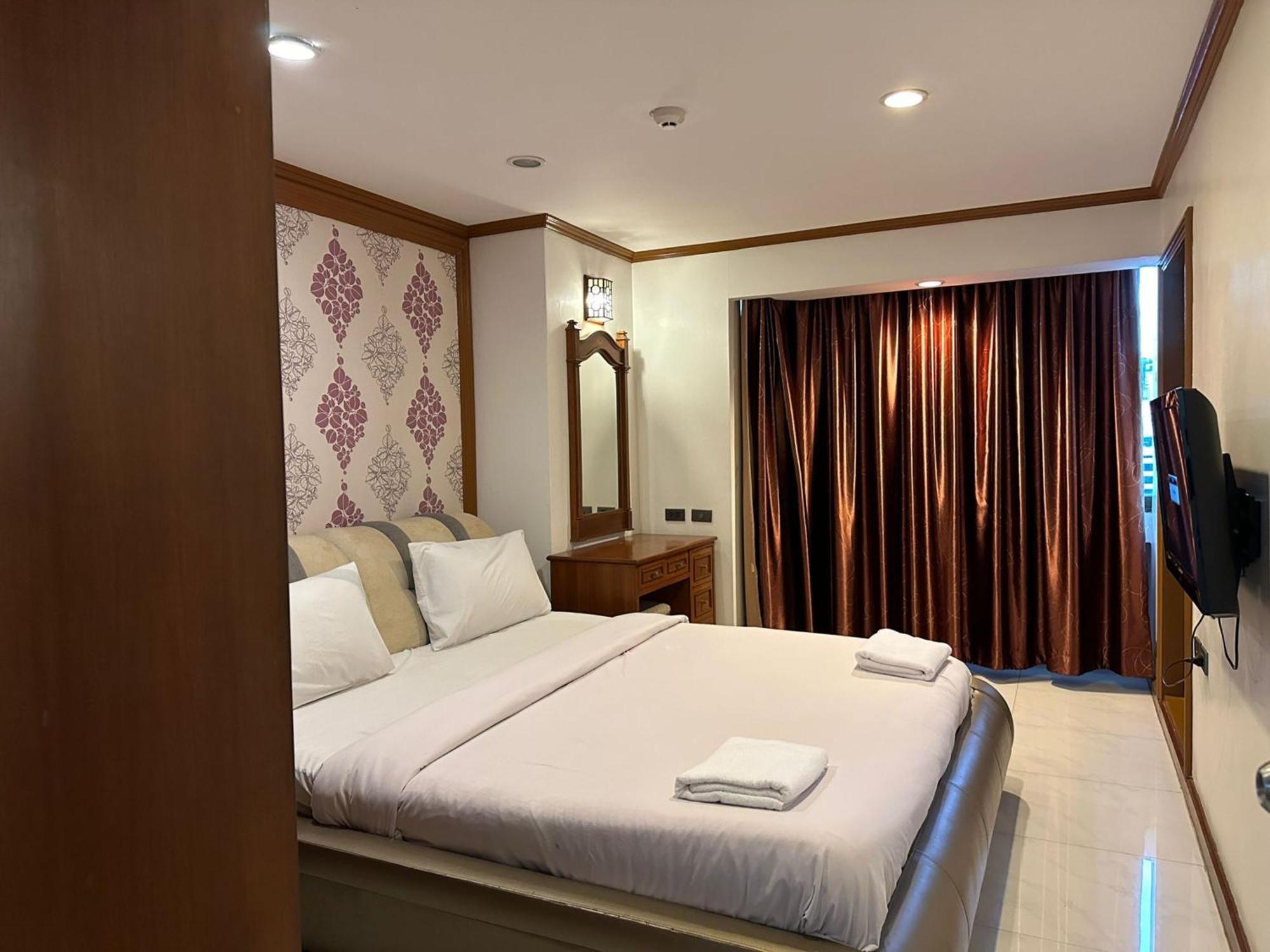 Fully Furnished Omni Tower Nana - Sukhumvit Soi 4 Apartment *
