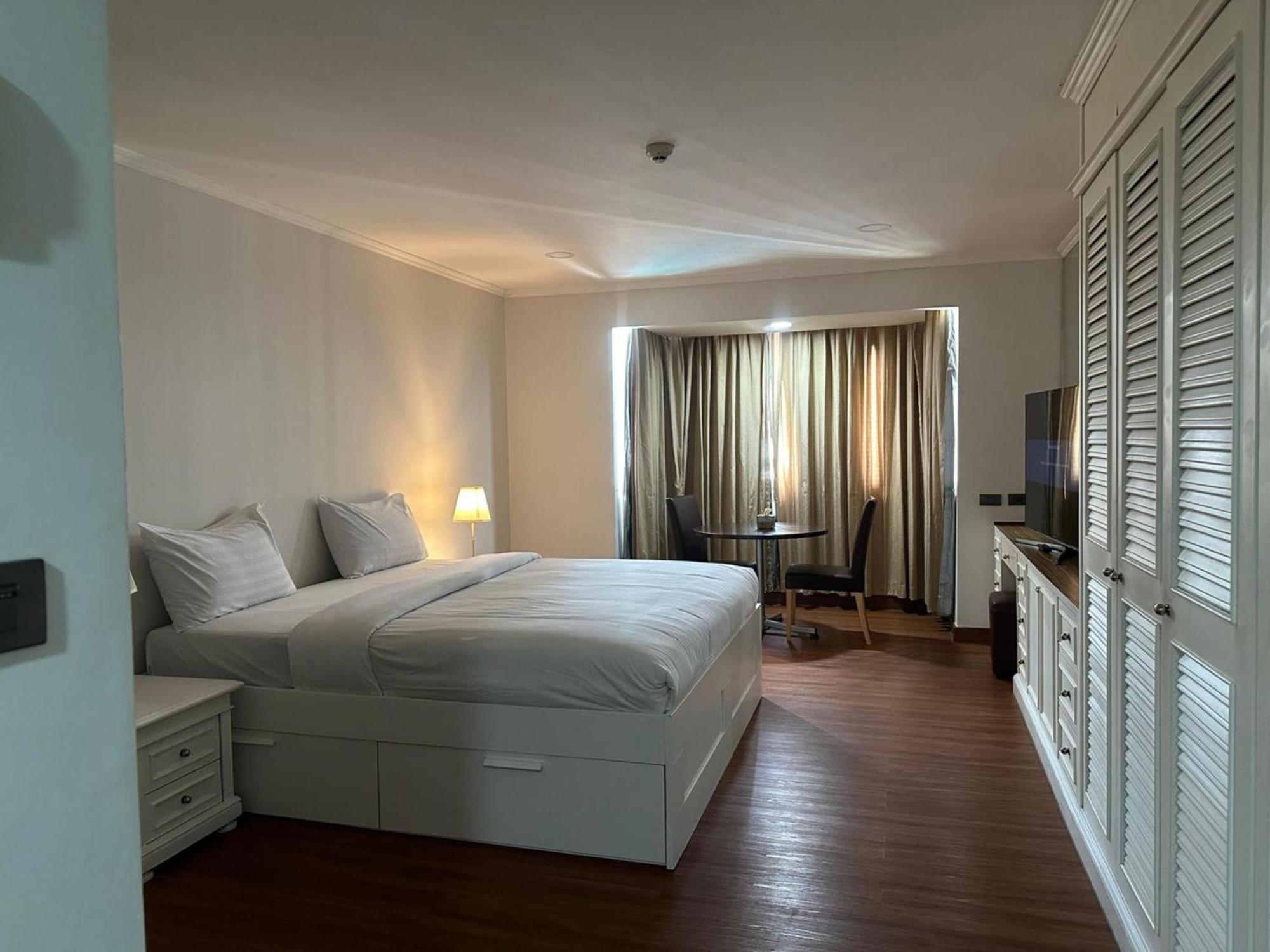 Fully Furnished Omni Tower Nana - Sukhumvit Soi 4 Apartment Bangkok