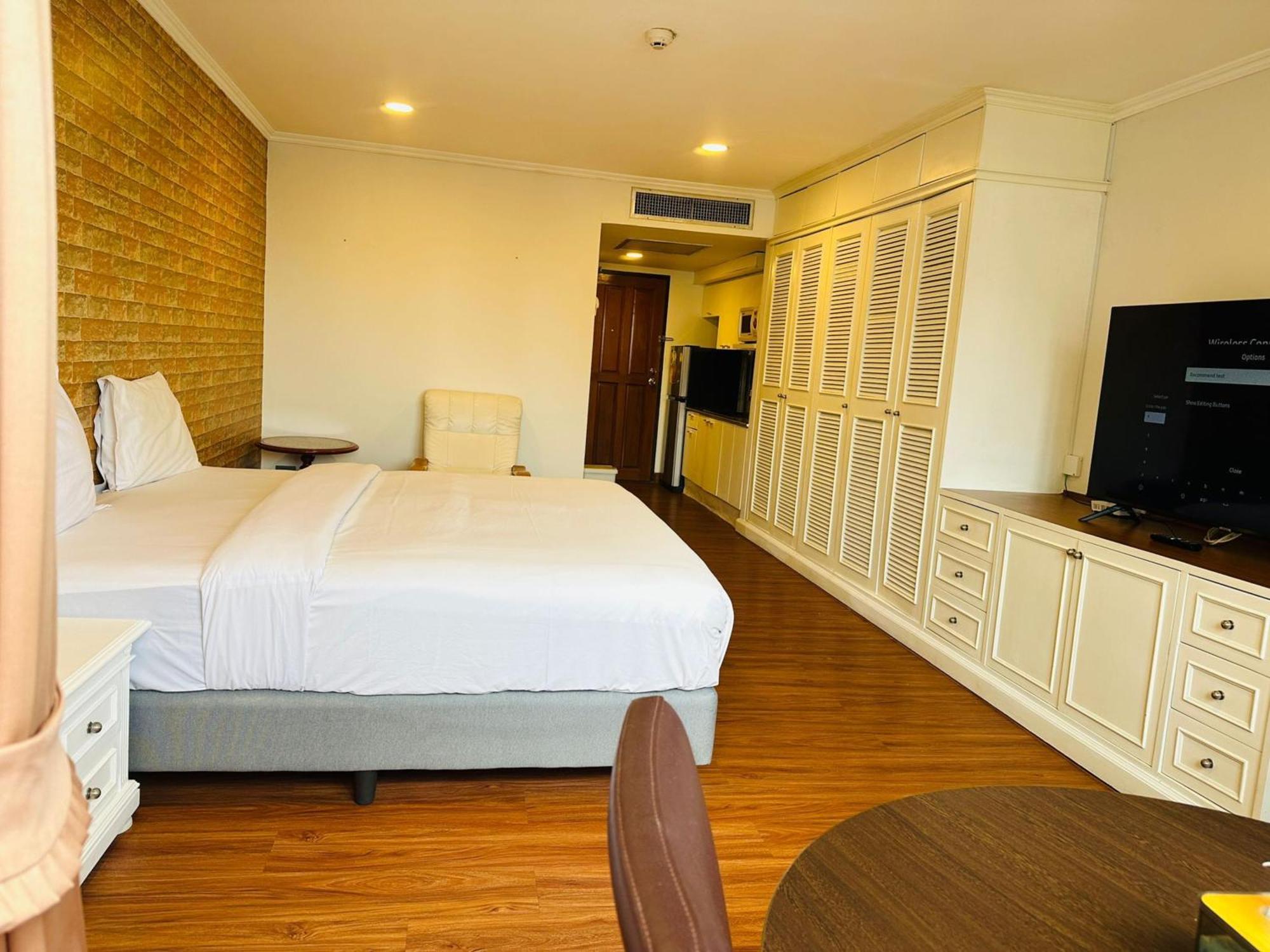 Fully Furnished Omni Tower Nana - Sukhumvit Soi 4 Apartment *