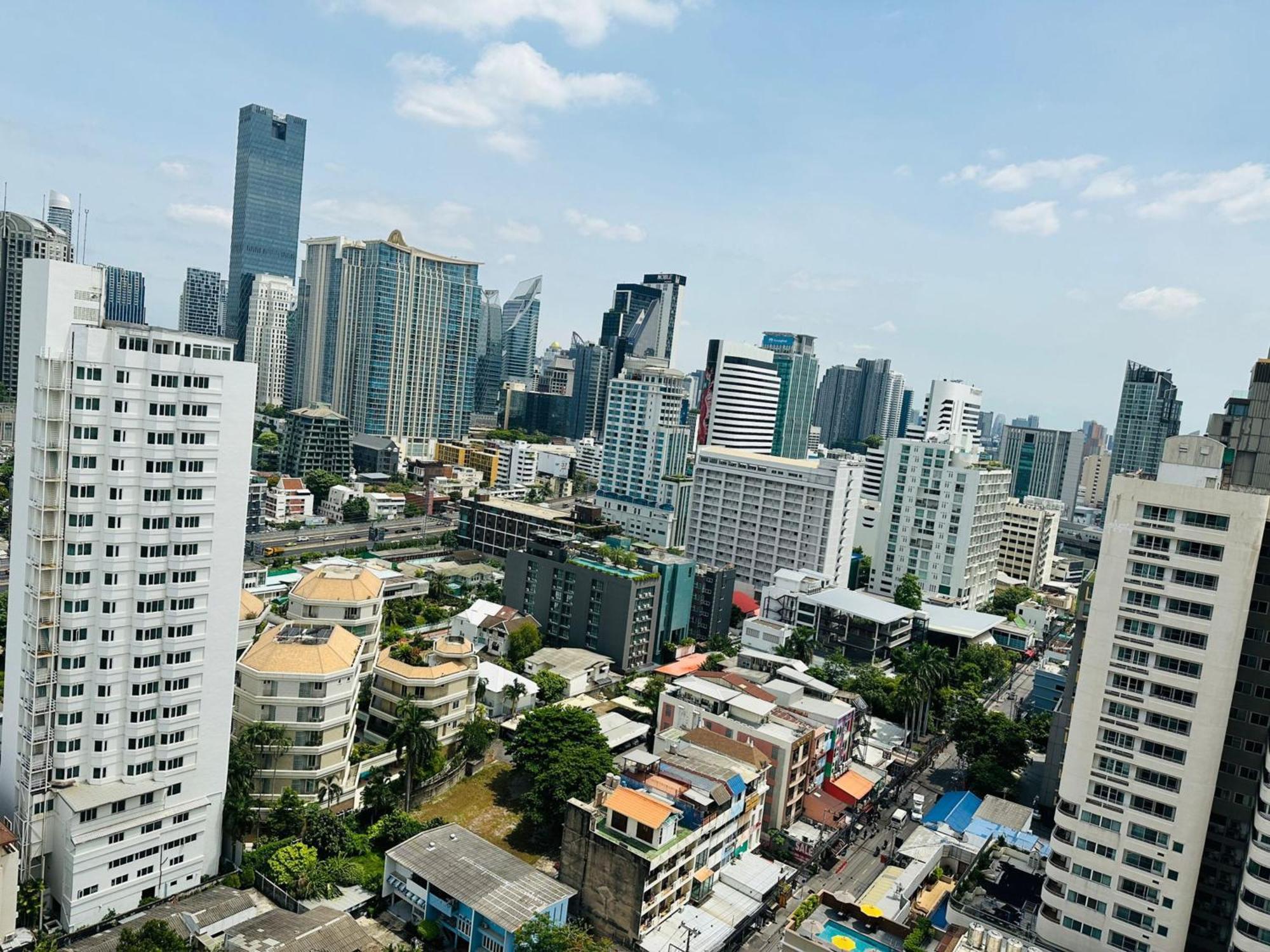 Fully Furnished Omni Tower Nana - Sukhumvit Soi 4 Apartment