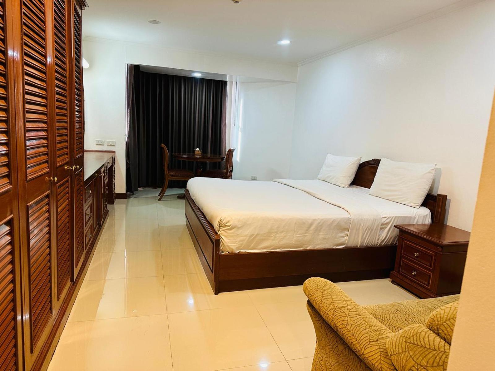 Fully Furnished Omni Tower Nana - Sukhumvit Soi 4 Apartment *