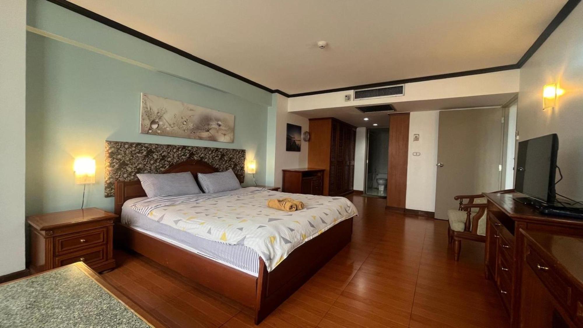 Fully Furnished Omni Tower Nana - Sukhumvit Soi 4 Apartment Bangkok
