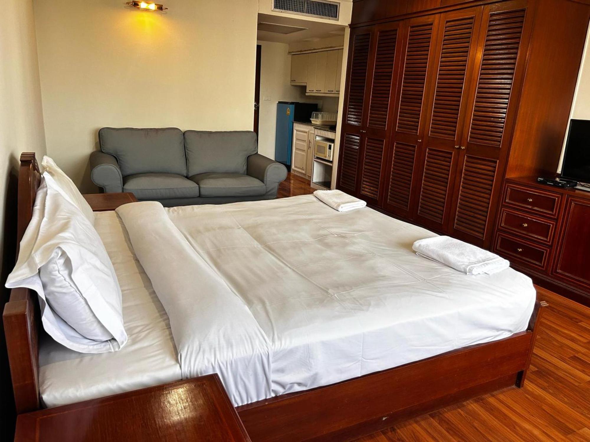Fully Furnished Omni Tower Nana - Sukhumvit Soi 4 Apartment *