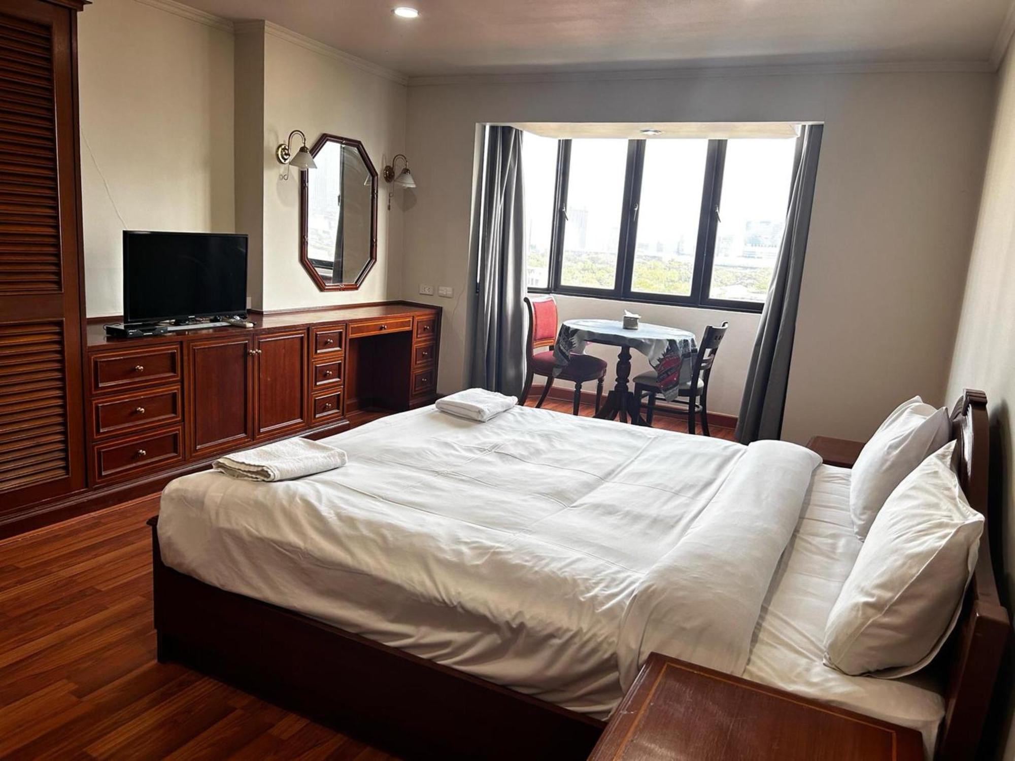 Fully Furnished Omni Tower Nana - Sukhumvit Soi 4 Apartment Bangkok