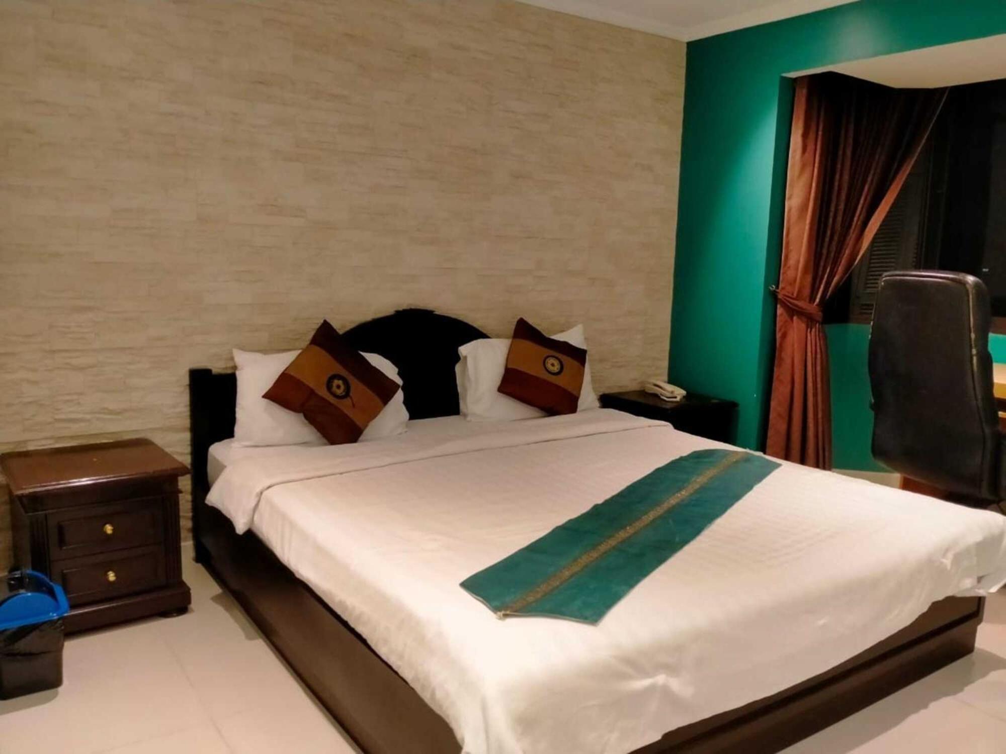 Fully Furnished Omni Tower Nana - Sukhumvit Soi 4 *