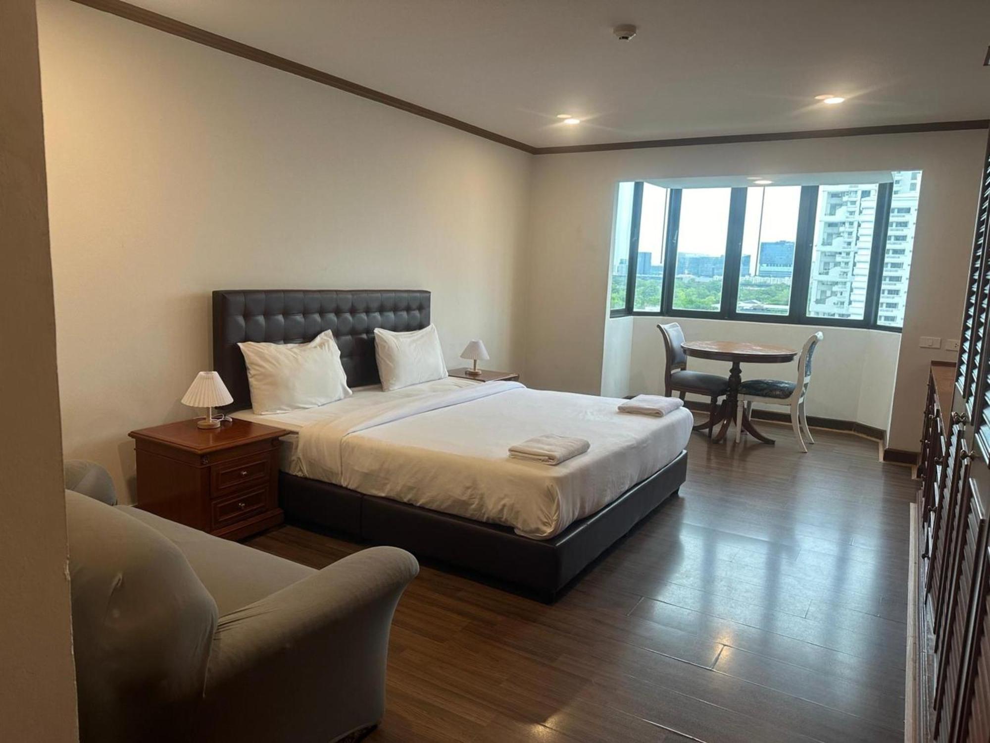 Fully Furnished Omni Tower Nana - Sukhumvit Soi 4 *